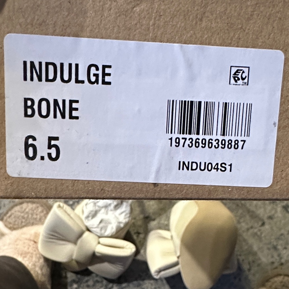 Steve Madden Women's Cream Bow Mules - Picture 5 of 5